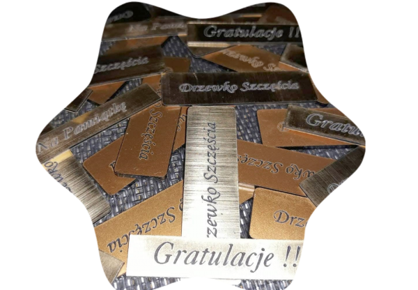 Z tabliczką grawerowną